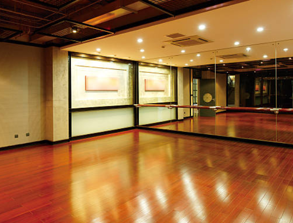 Transform Your Event Space with Stunning Reflective Dance Surfaces
